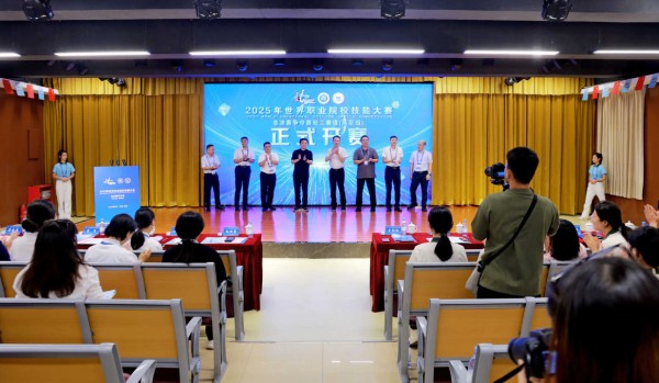 開賽儀式現(xiàn)場。重慶商務(wù)職業(yè)學(xué)院供圖