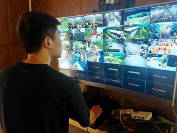 企業(yè)負責人張開鎰通過監(jiān)控查看黑豬養(yǎng)殖情況。魏源森攝
