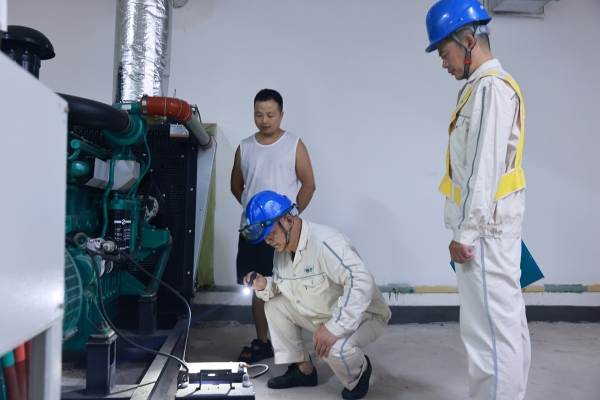 電力工人在檢查學校發(fā)電機。國網(wǎng)重慶大足供電公司供圖