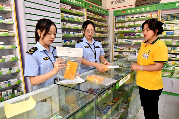 執(zhí)法人員現(xiàn)場抽取藥品監(jiān)督抽檢樣品。冷林臨攝