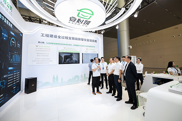 專(zhuān)家學(xué)者走進(jìn)安心筑展臺(tái)觀摩交流。一智科技供圖