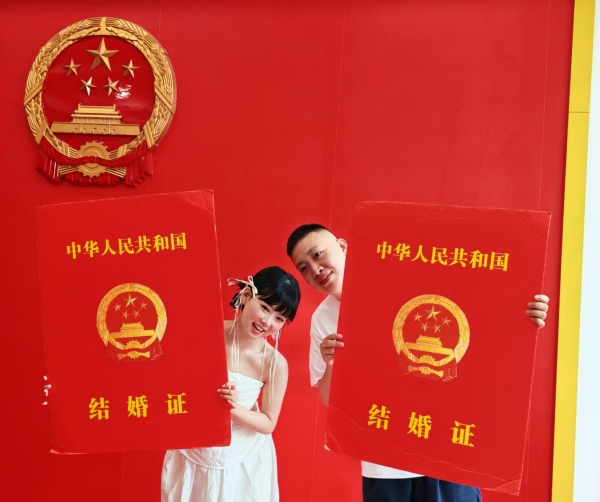 甜蜜“七夕”，渝北區(qū)領(lǐng)證新人曬幸福。徐梅攝