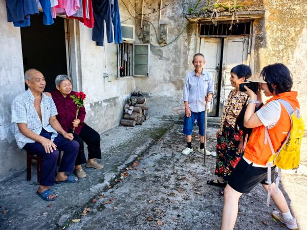 銀齡志愿者與攝影師上門為老人拍攝。于澤源攝