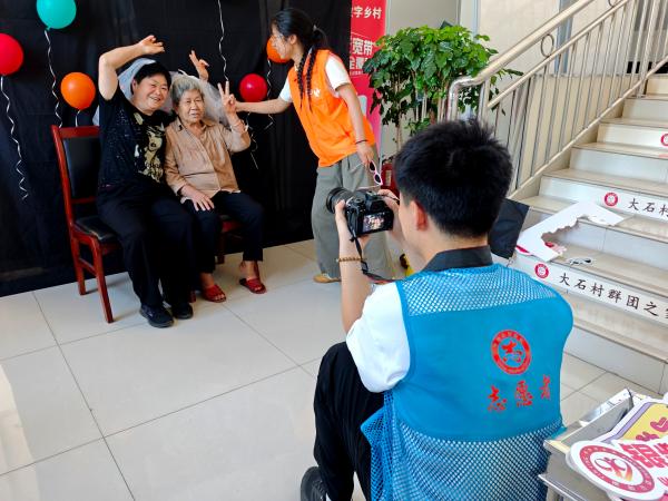 專業(yè)攝影志愿者為老人拍攝。鄒冰倩攝