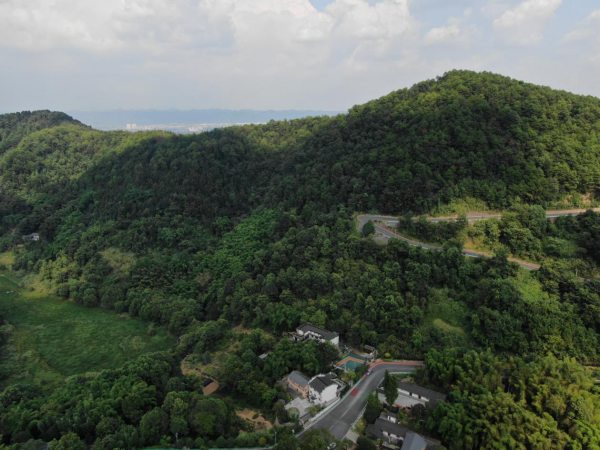 豐文街道利用無人機(jī)對(duì)農(nóng)戶集中居住區(qū)域開展用火情況巡查。陳冬春攝