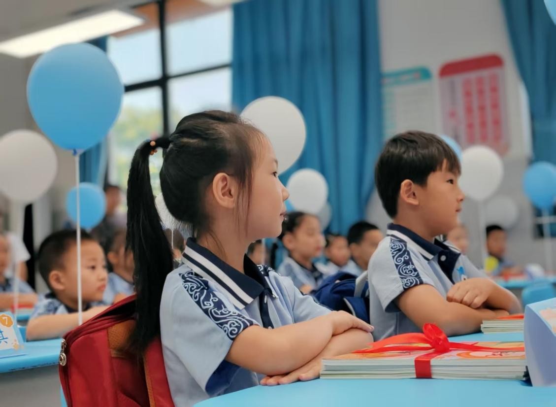 勉仁小學(xué)一年級(jí)新生在上禮儀課。晏瀅瀅攝