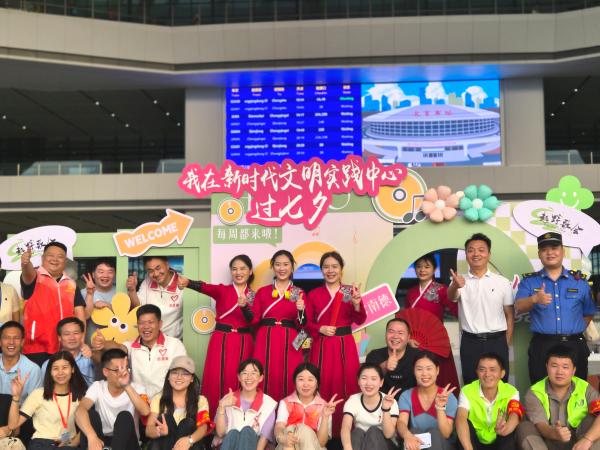 轄區(qū)志愿者在“我在新時代文明實踐中心過七夕”主題墻前合影。長生橋鎮(zhèn)樂陶社區(qū)供圖