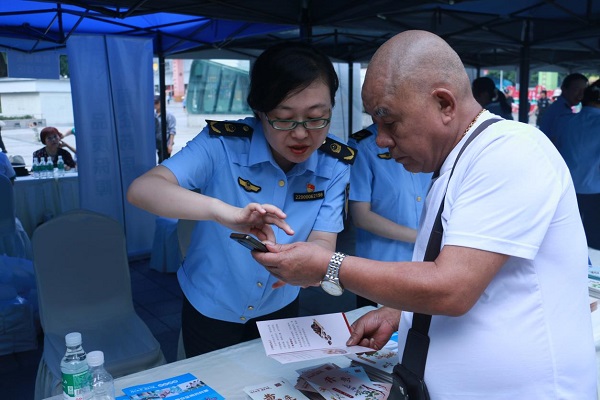 現(xiàn)場工作人員為市民講解安全用藥注意事項。重慶市藥品監(jiān)督管理局供圖