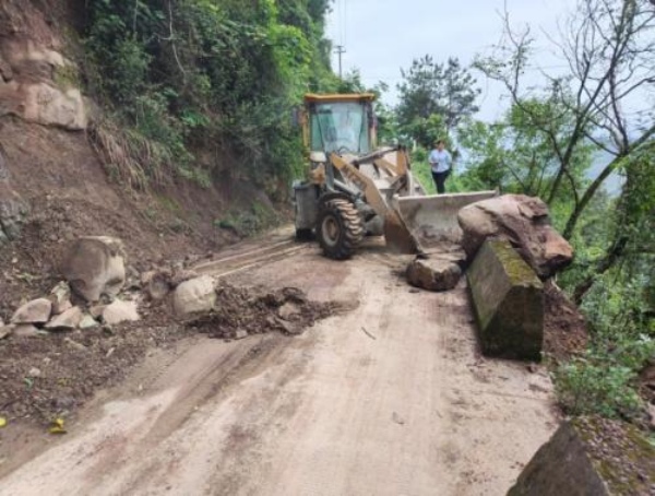 清理落石。雙龍鎮(zhèn)供圖