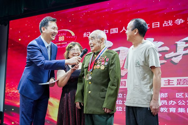 101歲抗戰(zhàn)老戰(zhàn)士喻良科走進(jìn)萬(wàn)州二中講述抗戰(zhàn)故事。黃建樺攝