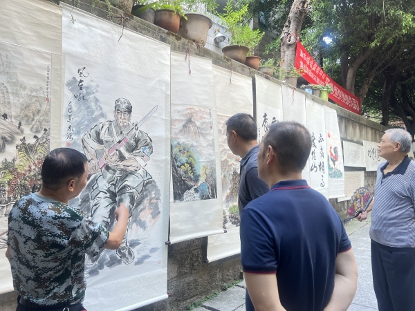 群眾欣賞書畫作品。龍山街道供圖