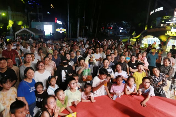 游客夜晚在景區(qū)游玩。景區(qū)供圖