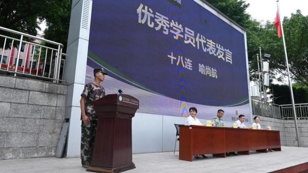 優(yōu)秀學(xué)員代表分享軍訓(xùn)感悟。重慶能源工業(yè)技師學(xué)院供圖