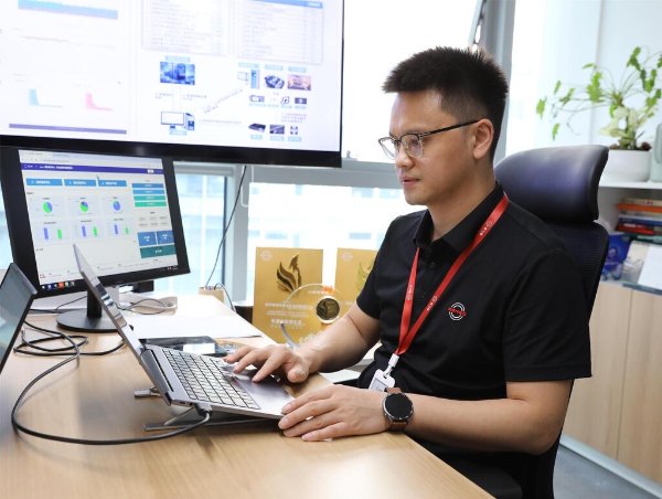 工作中的彭江。張小鳳攝