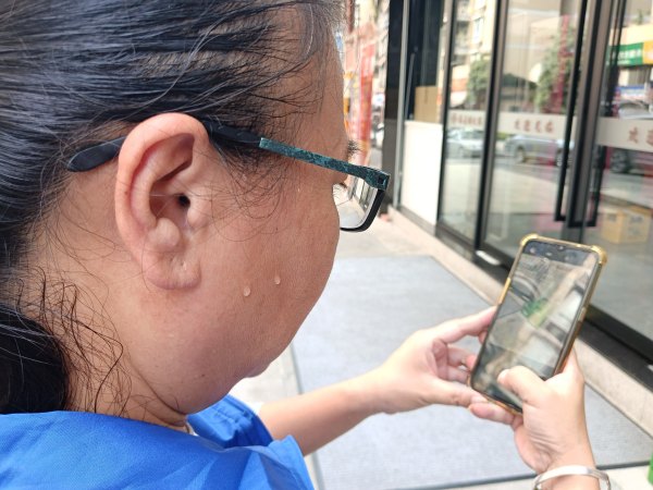 烈日下作業(yè)的數(shù)字城管采集員。任峰攝