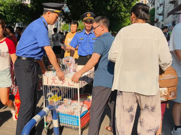 城管隊員幫助攤販規(guī)范占道經(jīng)營。巴南區(qū)城市管理局供圖