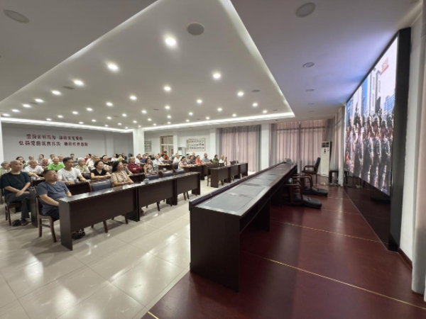 離退休干部集中收看閱兵儀式直播。宋文勵攝