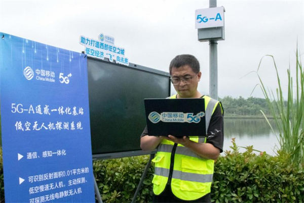 工作人員在梁平區(qū)雙桂湖國家濕地公園開展5G-A網(wǎng)絡(luò)維護。中國移動重慶公司供圖