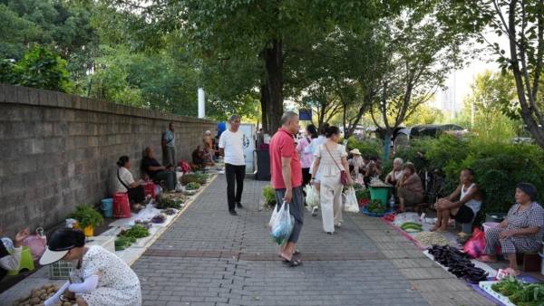 熱鬧的潮汐攤區(qū)市場(chǎng)。簡(jiǎn)訓(xùn)攝