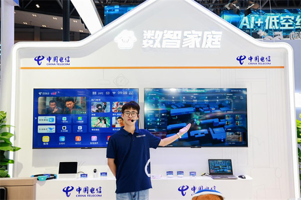 工作人員介紹數(shù)智家庭應用。中國電信重慶公司供圖