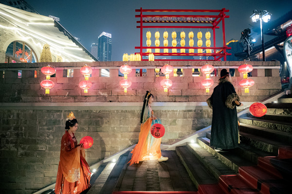 市民、游客參與“十八梯打燈籠步步高”春節(jié)活動(dòng)。渝中區(qū)委宣傳部供圖