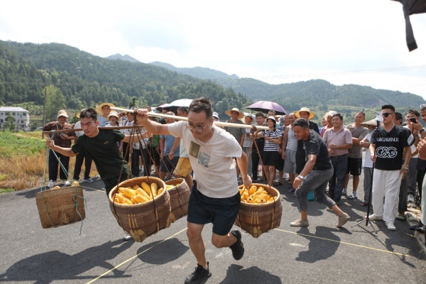 村民們正在參加挑苞谷比賽。胡程攝
