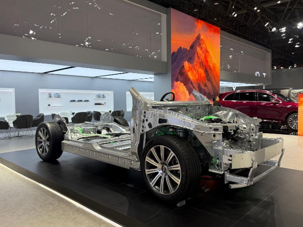 賽力斯魔方技術(shù)平臺亮相智博會。余潔攝