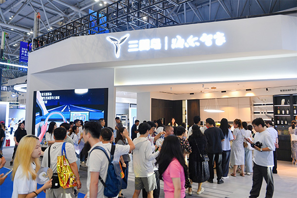 智博會現(xiàn)場的三翼鳥展臺。三翼鳥供圖