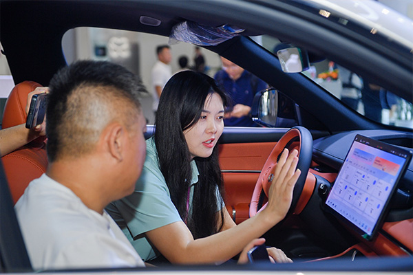 工作人員現(xiàn)場演示。三翼鳥供圖