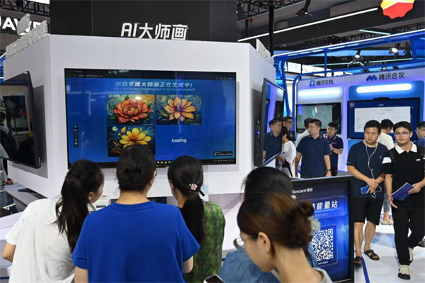 2025智博會騰訊展區(qū)，市民排隊體驗“AI大畫師”。鄒樂攝