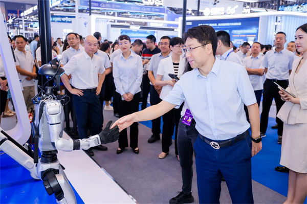 騰訊“具身智能Tairos開放平臺機器人”亮相智博會。騰訊供圖