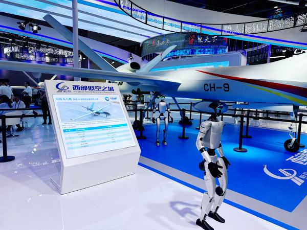 無人機(jī)與智能機(jī)器人“迎客”。黃亞輝攝