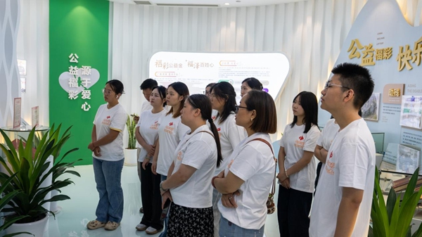 活動人員參觀重慶市福利彩票發(fā)行中心。重慶福彩供圖