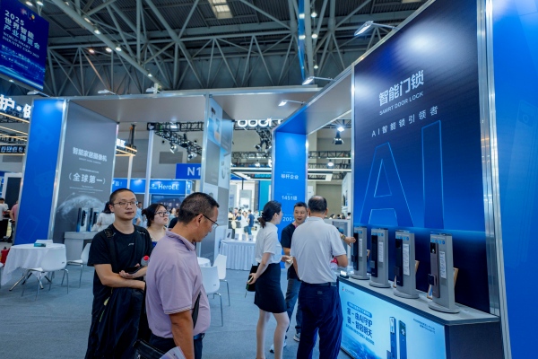 市民在大渡口區(qū)企業(yè)展臺(tái)參觀。大渡口區(qū)融媒體中心供圖