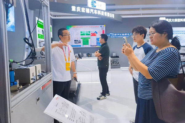 企業(yè)現(xiàn)場講解。潼南區(qū)融媒體中心供圖