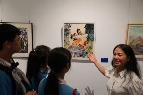 工作人員介紹展出作品。彭水縣委宣傳部供圖