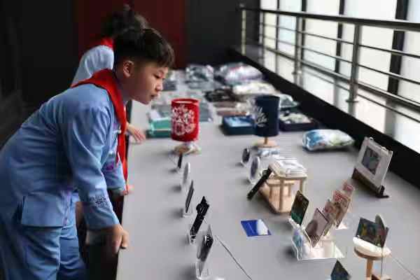 學(xué)生們正在欣賞展出作品。彭水縣委宣傳部供圖