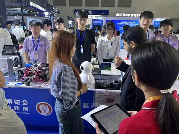 智博會現(xiàn)場。重慶工商職業(yè)學(xué)院供圖