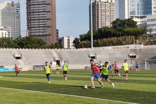 烈日當(dāng)空，渝中隊(duì)全力備戰(zhàn)。任峰攝