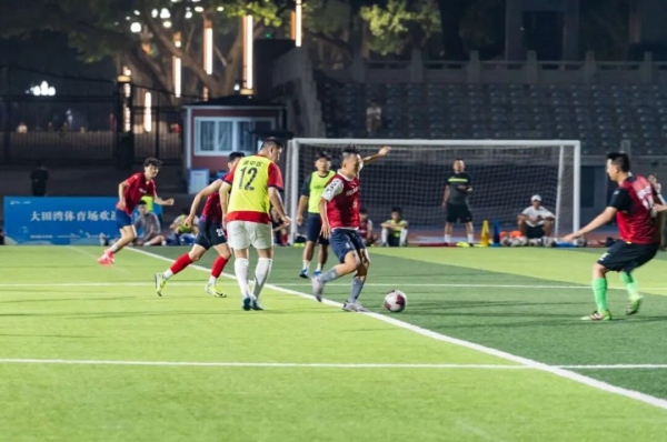 隊(duì)員在分組對抗。渝中區(qū)融媒體中心供圖