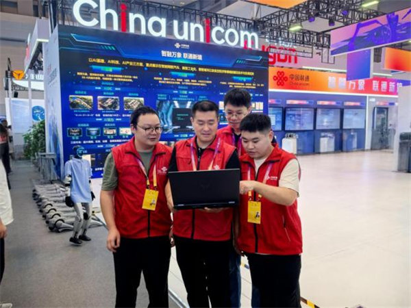 工作人員進行網(wǎng)絡(luò)調(diào)試。重慶聯(lián)通供圖