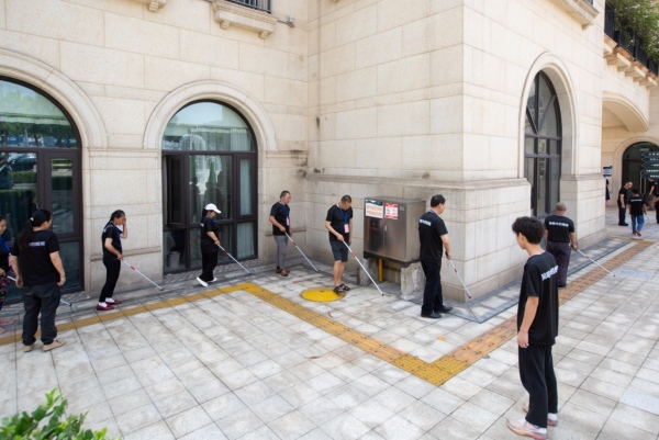 開(kāi)展中途失明者戶外定向行走訓(xùn)練，助力融入社會(huì)。渝北區(qū)殘聯(lián)供圖