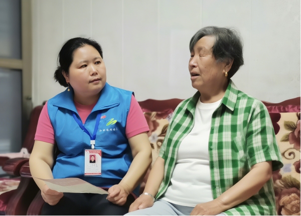 網(wǎng)格員走訪孤寡老人。江口鎮(zhèn)供圖