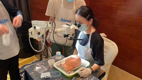 舒新潔在老師指導(dǎo)下進(jìn)行實(shí)操模擬。受訪者供圖