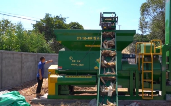 機械化助力秋收。江忱菊攝