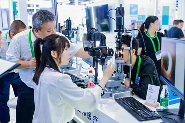 劉夏露在展區(qū)分享設(shè)備運用。重慶南坪愛爾眼科醫(yī)院供圖