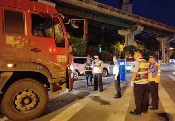 巴南區(qū)開展建筑垃圾運(yùn)輸整治聯(lián)合夜查行動(dòng)。巴南區(qū)城管局供圖