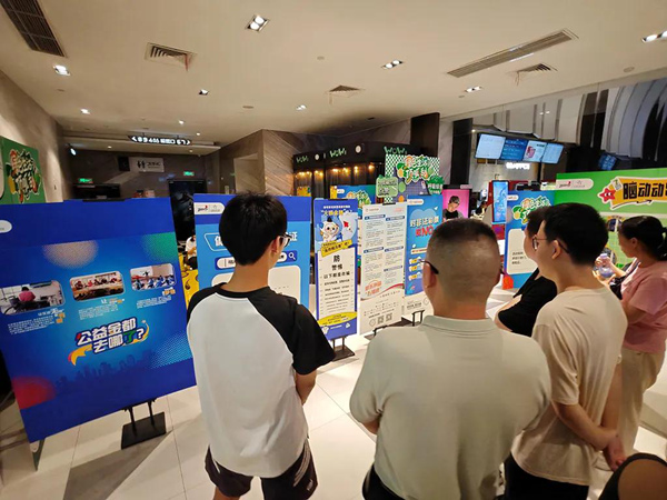 市民通過圖文展板和工作人員的講解，了解及體彩公益金在支持體育事業(yè)、社會(huì)公益事業(yè)方面作出的貢獻(xiàn)。重慶體彩供圖