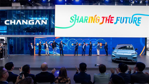 10國(guó)經(jīng)銷商上臺(tái)共同點(diǎn)亮歐洲10國(guó)市場(chǎng)版圖。長(zhǎng)安汽車供圖