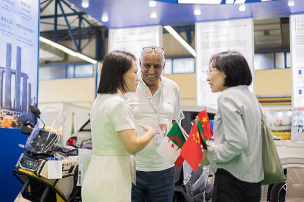 觀展交流。重慶市商務(wù)委供圖